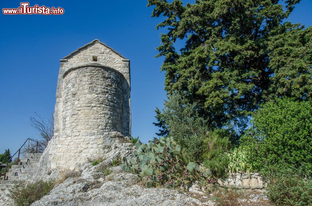 Immagine La chiesa nel parco del castello di Villeneuve-les-Avignon in Francia.