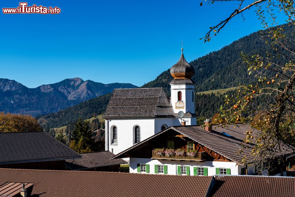 Immagine La chiesa nel villaggio di Wamberg vicino a Garmisch-Partenkirchen, Germania.