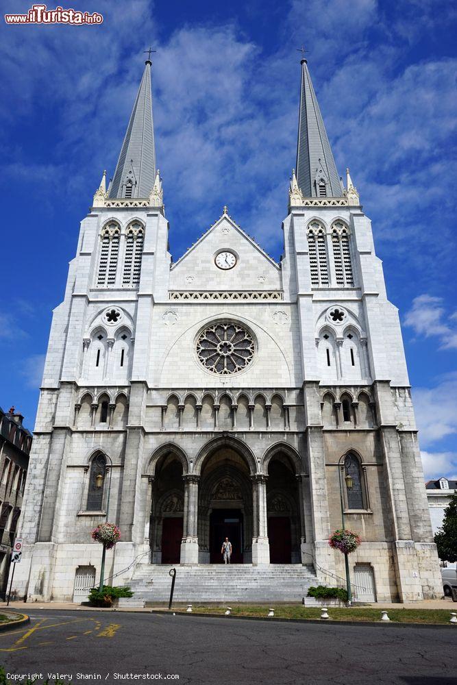 Immagine La chiesa neogotica di San Giacomo a Pau, Francia, con le due torri campanarie - © Valery Shanin / Shutterstock.com