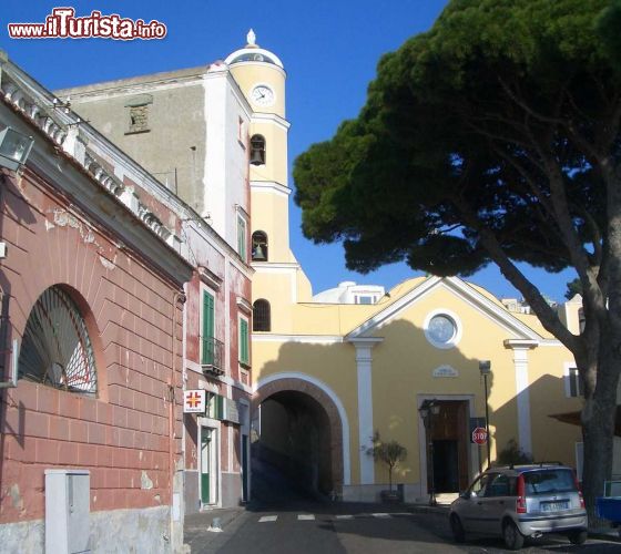 Immagine La chiesa parrocchiale del borgo di Serrara, Isola d'Ischia. Assieme alla località Fontana formano il comune  della porzione sud-occidentale dell'isola, sulle pendici del monte Epomeo - © Wikipedia