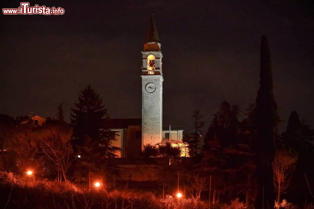 Immagine La Chiesa parrocchiale di Castegnero fotografata di notte - © Lorenz13F, CC BY-SA 4.0, Wikipedia