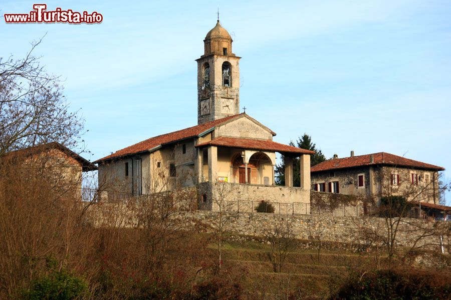 Immagine La Chiesa Parrocchiale di Dormelletto in Piemonte - © Alessandro Vecchi - CC BY-SA 3.0, Wikipedia