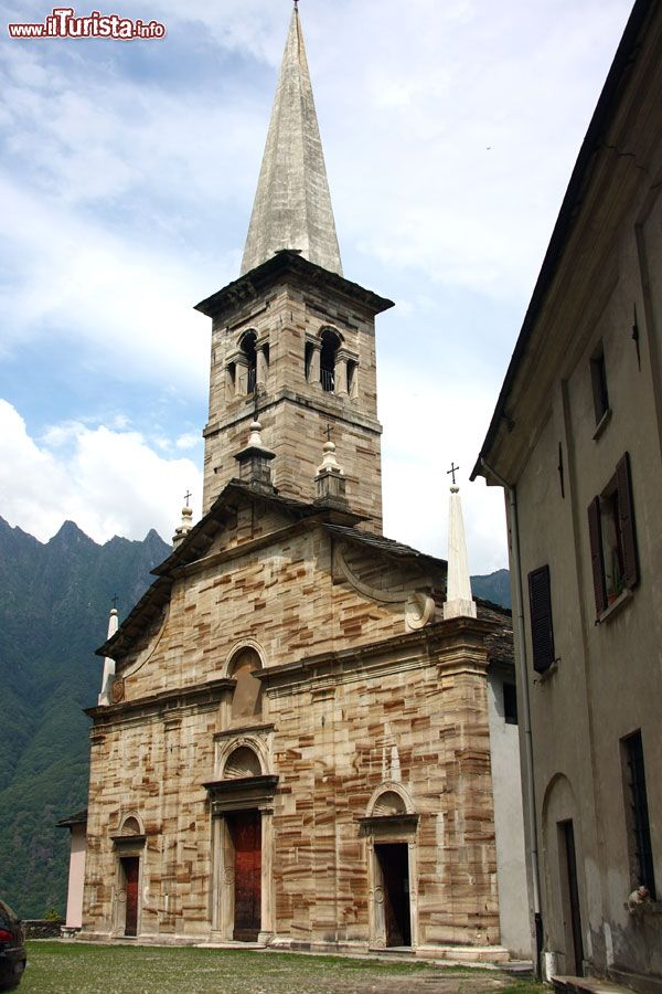 Immagine La chiesa Parrocchiale di Ornavasso, una delle attrazioni più importanti della cittadina del Piemonte - © Alessandro Vecchi - CC BY-SA 3.0, Wikipedia