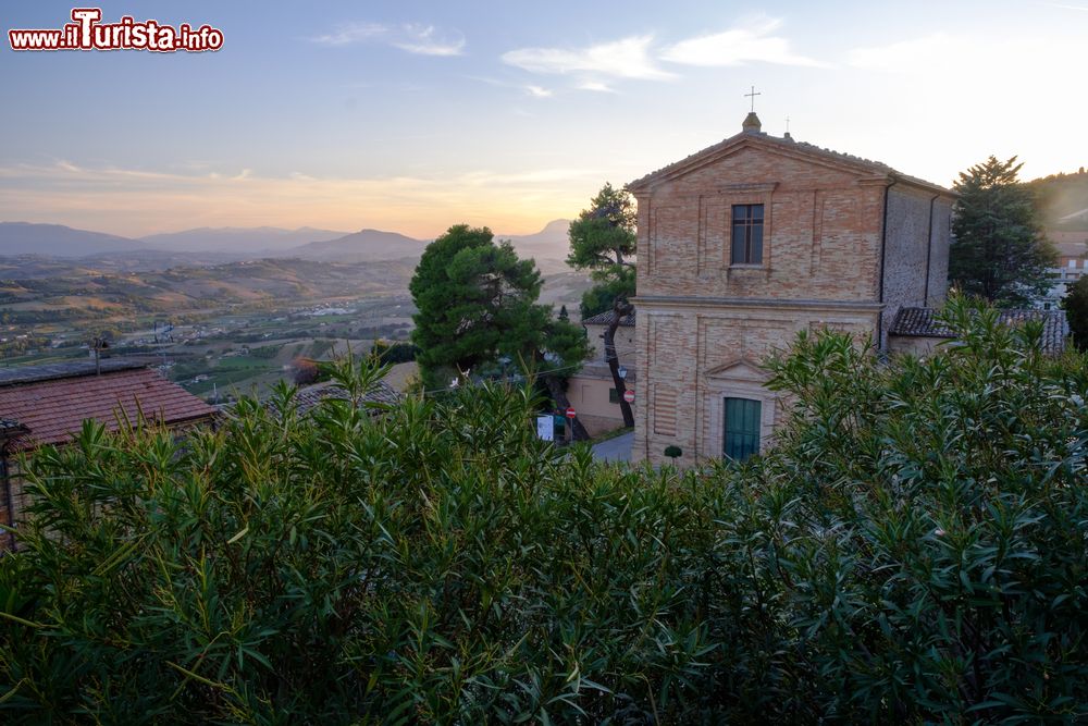 Immagine La chiesa parrocchiale di San Lorenzo a Moresco, Marche. E' stata costruita nel 1736 come ringraziamento per i limitati danni provocati da un terremoto di qualche anno prima.