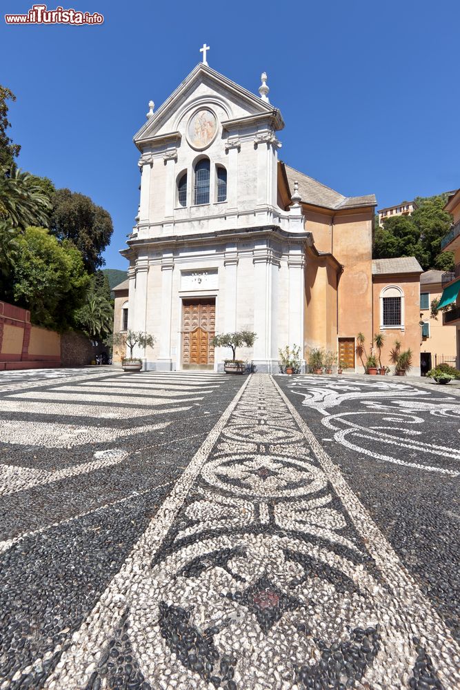 Immagine La chiesa parrocchiale di San Martino a Zoagli, Liguria. Situato in piazza San Martino, questo luogo di culto venne eretto fra il 1726 e il 1728 su progetto dell'architetto Antonio Maria Ricca. Distrutto dai bombardamenti della Seconda Guerra Mondiale nel 1943, venne in seguito completamente ricostruito cercando di mantenere le stesse caratteristiche architettoniche.