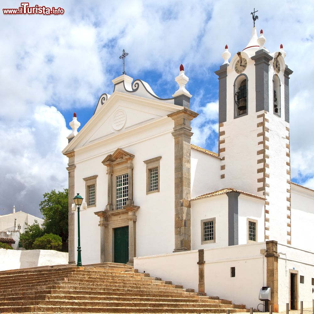 Immagine La chiesa portoghese di Sao Martinho de Estoi a Olhao, nella provincia di Faro, Portogallo. Conosciuta anche come Matriz de Estoi, questa suggestiva chiesa è affiancata da una torre campanaria.
