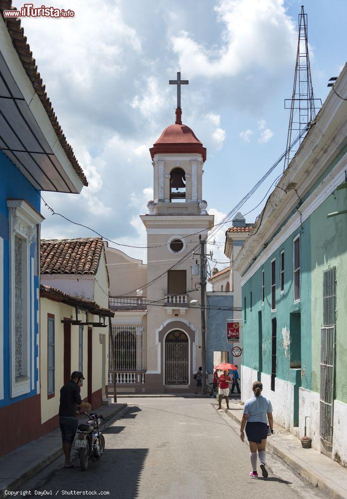 Immagine La chiesa presbiteriana di Sancti Spiritus, Cuba. L'edificio religioso si presenta con un campanile sulla cui cima si trova la santa croce - © DayOwl / Shutterstock.com