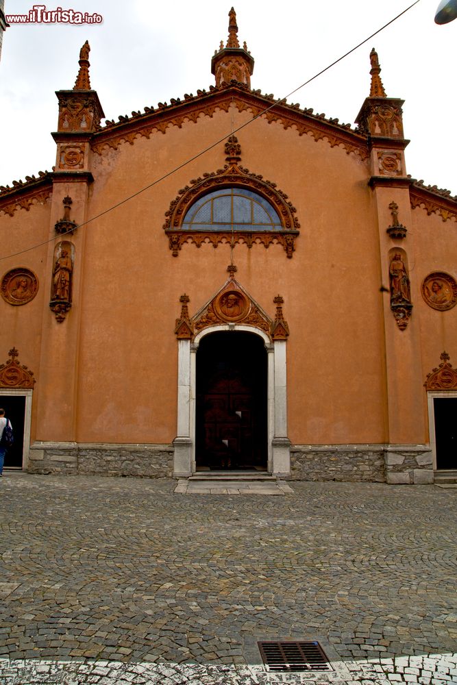 Immagine La chiesa principale di Azzate in Lombardia