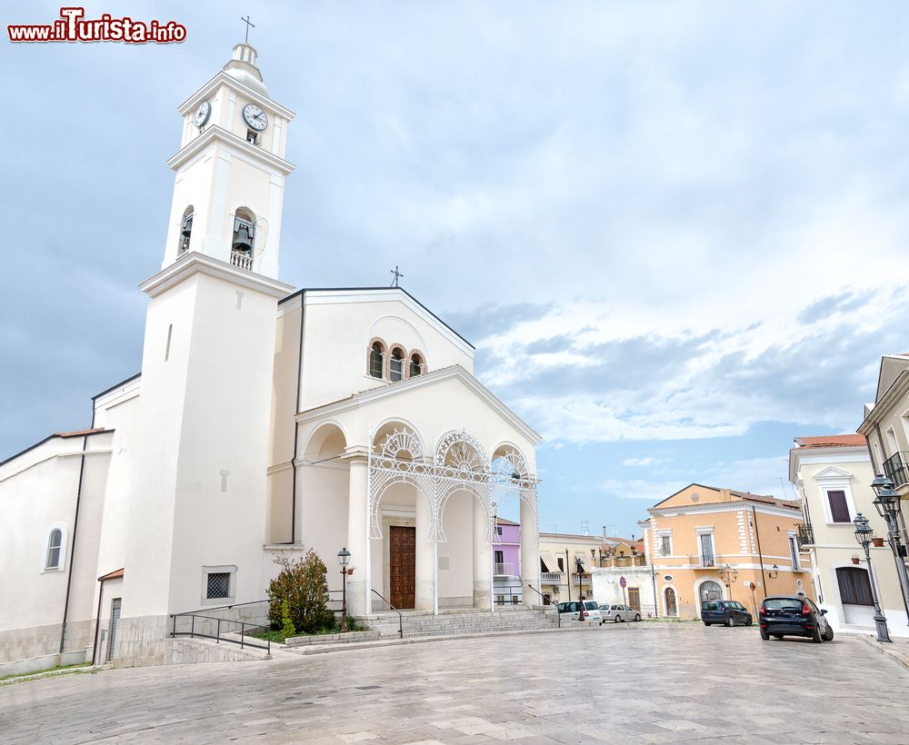 Immagine La chiesa principale di Lesina sul Gargano (Puglia).