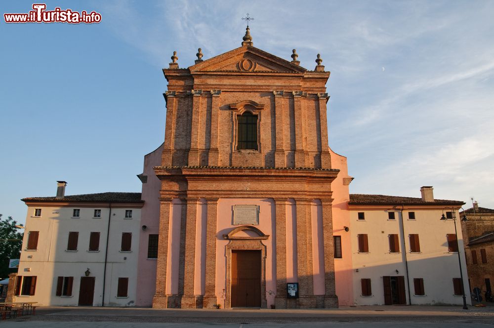 Immagine La chiesa principale di Mesola fotografata al tramonto, Emilia-Romagna.