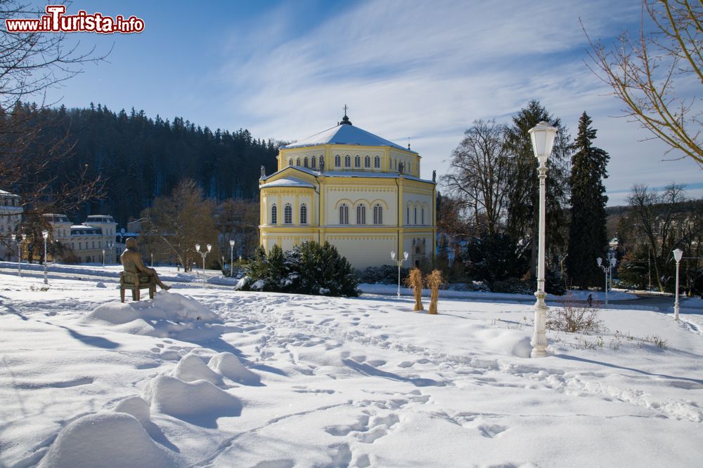 Immagine La chiesa romanica dell'Assunzione della Vergine Maria a Marianske Lazne (Marienbad), Repubblica Ceca, in inverno.