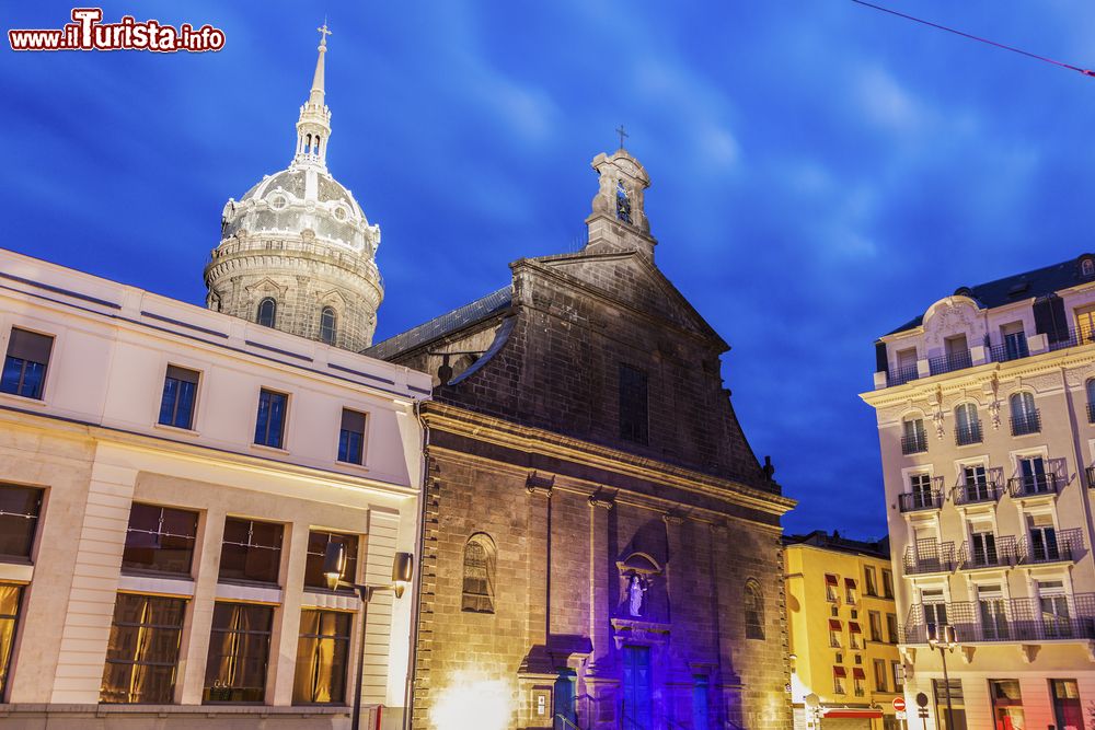 Immagine La chiesa Saint-Pierre les Minimes in Place de Jaude a Clermont-Ferrand, Francia, fotografata di sera.