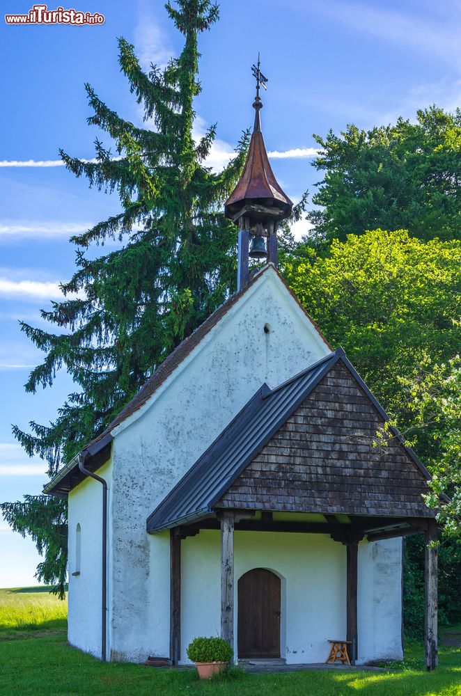 Immagine La chiesetta cattolica di San Leonardo nel villaggio di Weissensberg vicino a Lindau, Germania.