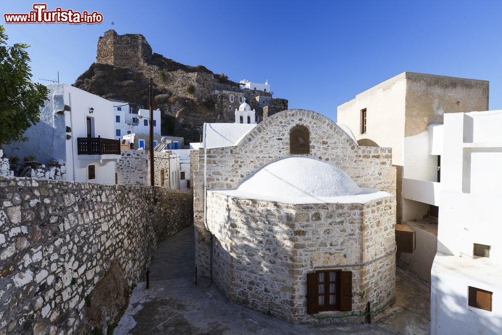 Immagine La chiesetta del villaggio di Mandraki sull'isola di Nisyros, Grecia. Nisiro è un'isola vulcanica che appartiene geograficamente al Dodecaneso.