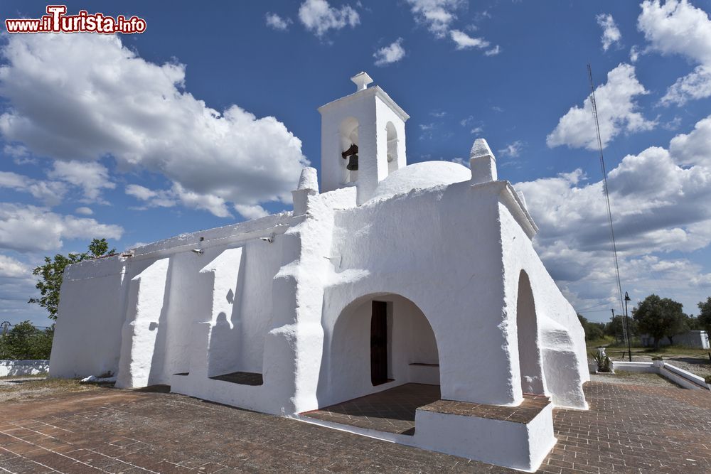 Immagine La chiesetta di Nostra Signora di Guadalupe a Serpa, Portogallo. Nossa Senhora de Guadalupe è l'appellativo con cui i cattolici venerano Maria in seguito ad un'apparizione avvenuta in Messico nel 1531.