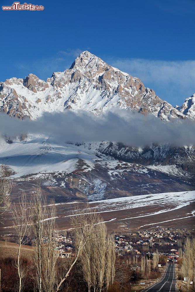 Immagine La cima innevata del monte Demirkazik all'Aladaglar National Park nei pressi di Nigde, Turchia.
Con i suoi 3756 metri è il monte più alto del parco Aladaglar.