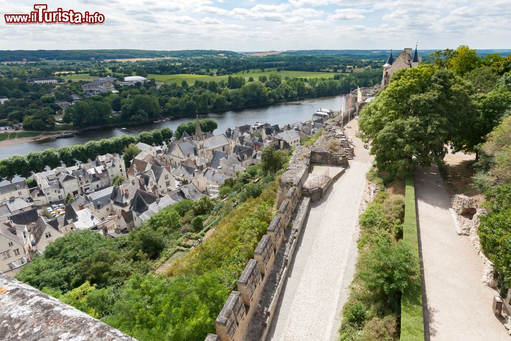 Immagine La cinta muraria del castello di Chinon, Francia. Siamo in una delle cittadine più pittoresche della Valle della Loira grazie anche alle sue stradine antiche che degradano sulle rive del fiume Vienne.