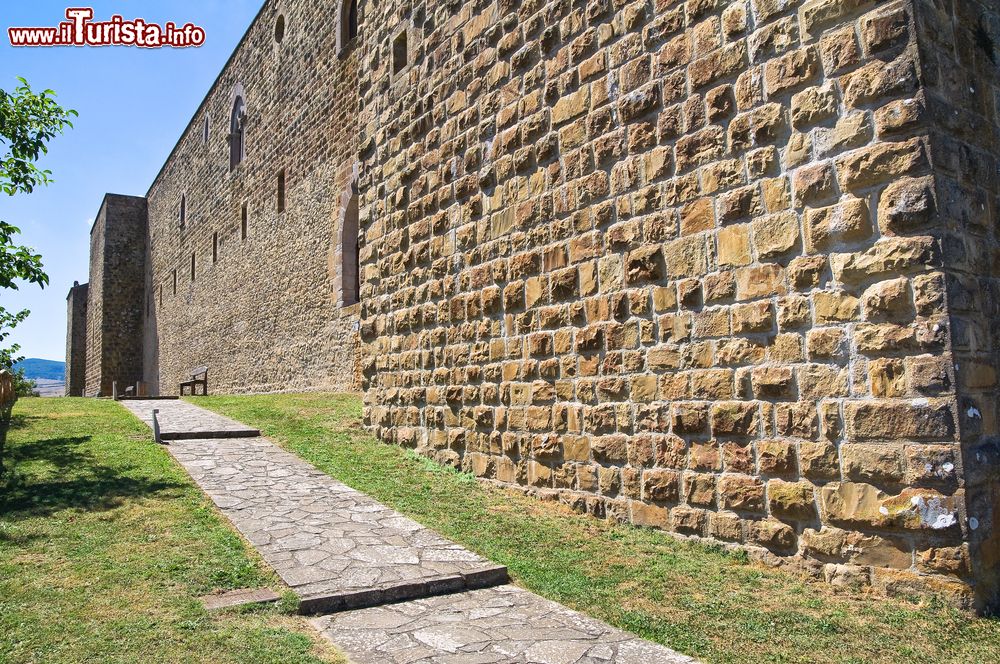 Immagine La cinta muraria del castello di Lagopesole, Basilicata. Tipica dei castelli federiciani è la compattezza di questa costruzione che presenta tre sole feritoie sulle pareti sud, est e ovest.