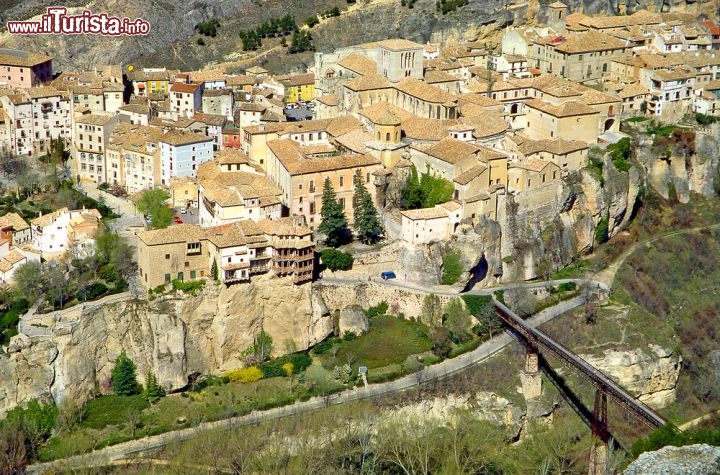 Immagine Il centro di Cuenca visto dall'alto. La città spagnola della Castiglia-La Mancia dal 1996 è Patrimonio dell'Umanità, grazie ai viottoli  caratteristici, alle case tipiche colorate e alle particolarissime case sospese, abbarbicate a un costolone di roccia sul fiume Huécar - © Pecold / Shutterstock.com