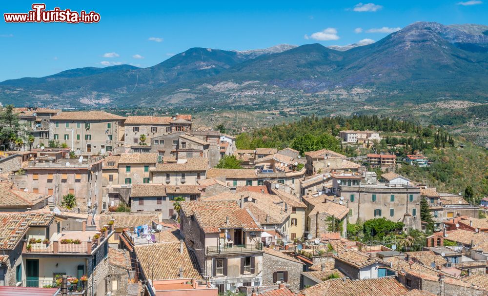 Immagine La città di Alatri vista dall'acropoli di Alatri, Frosinone, Lazio. Sorge su una collina nel cuore della Ciociaria, alle pendici dei monti Ernici che costituiscono il confine naturale del Lazio con l'Abruzzo.