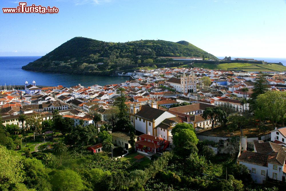 Immagine La città di Angra do Heroismo e il porto dell'isola di Terceira, Portogallo. Una delle tre principali isole delle Azzorre, Angra vanta un centro storico classificato patrimonio mondiale Unesco.