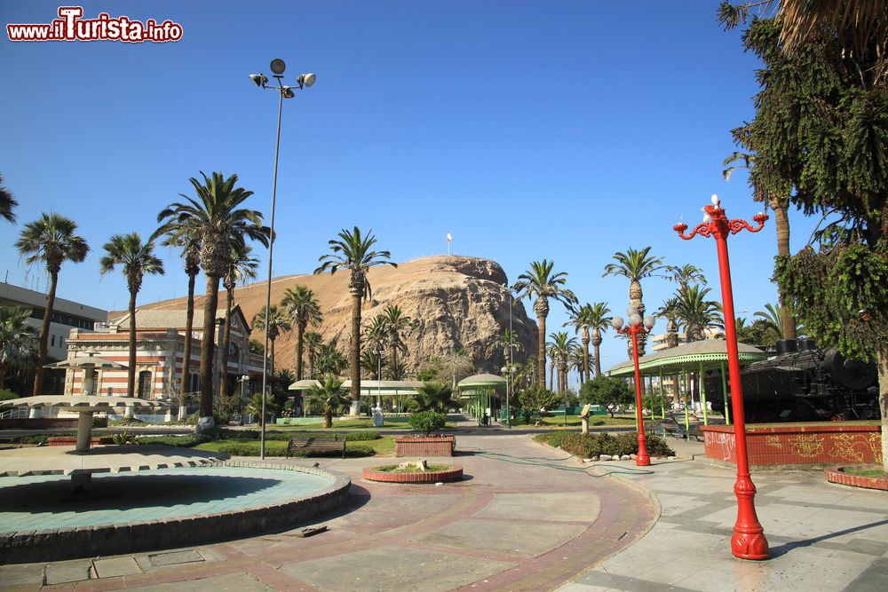 Immagine La città di Arica con il Morro sullo sfondo, Cile. Si tratta di una ripida collina situata nei pressi della cittadina cilena. S'innalza per 139 metri di altezza sul livello del mare.