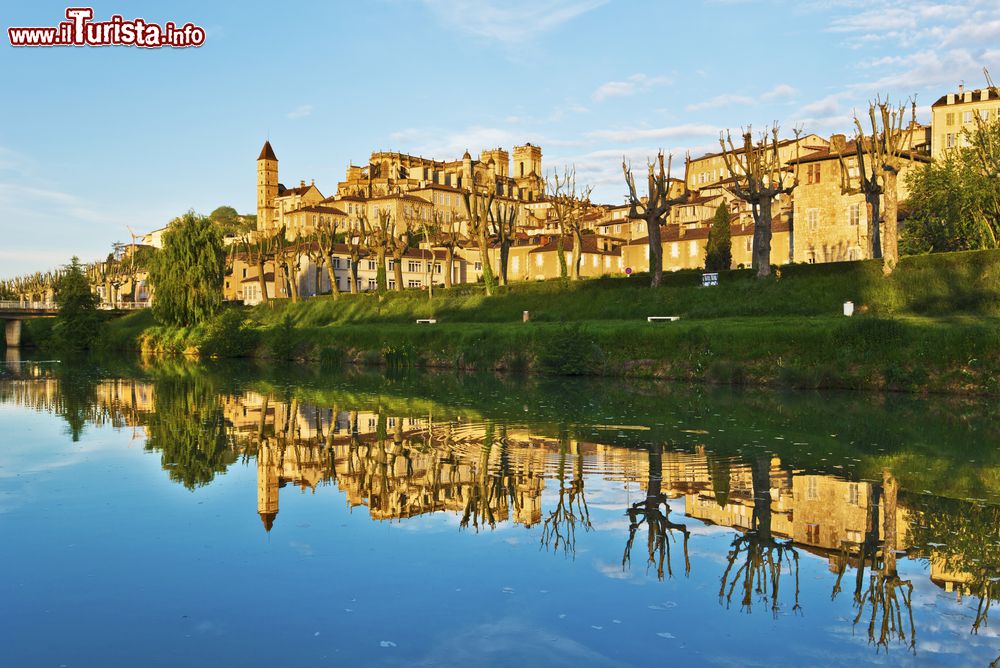 Immagine La città di Auch riflessa nelle acque del fiume Gers, Francia.