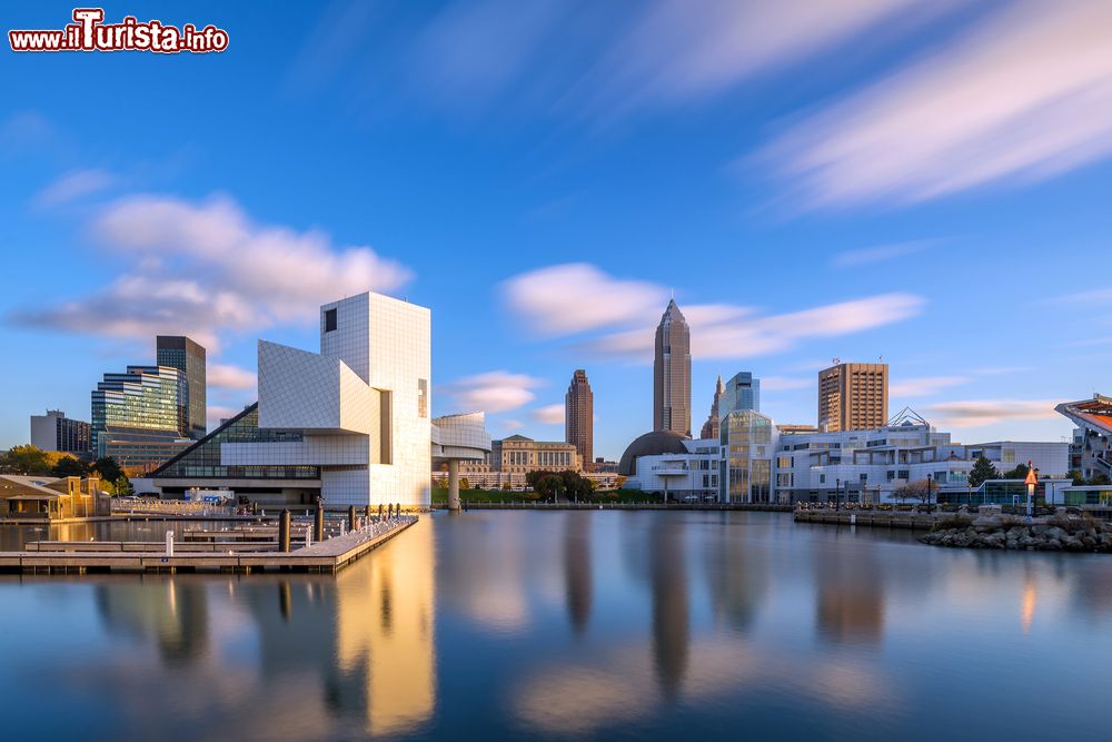 Immagine La città di Cleveland, Ohio, negli Stati Uniti d'America. Una suggestiva veduta di questa località che si trova nel bel mezzo della Greater Cleveland, la più grande area metropolitana dello stato e una delle più estese del Midwest.