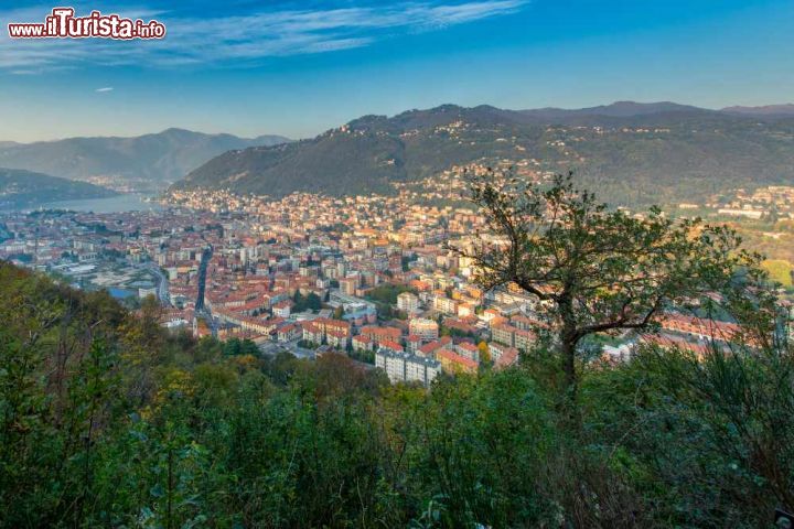 Immagine La città di Como fotografata dall'alto, Lombardia - Musei, monumenti, parchi e ville sono solo alcuni degli splendidi luoghi da visitare per andare alla scoperta di questa città che si adagia sulle rive del Lario. Il panorama di cui si gode dalle alture che circondano Como è fra i più suggestivi d'Italia © michelangeloop / Shutterstock.com