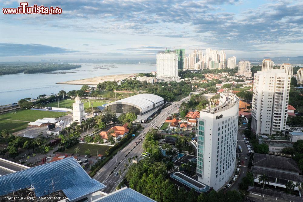 Immagine La città di Johor Bahru, Malesia, vista dall'alto. Negli anni recenti la capitale dello stato di Johor è stata caratterizzata da una forte crescita - © AhXiong / Shutterstock.com