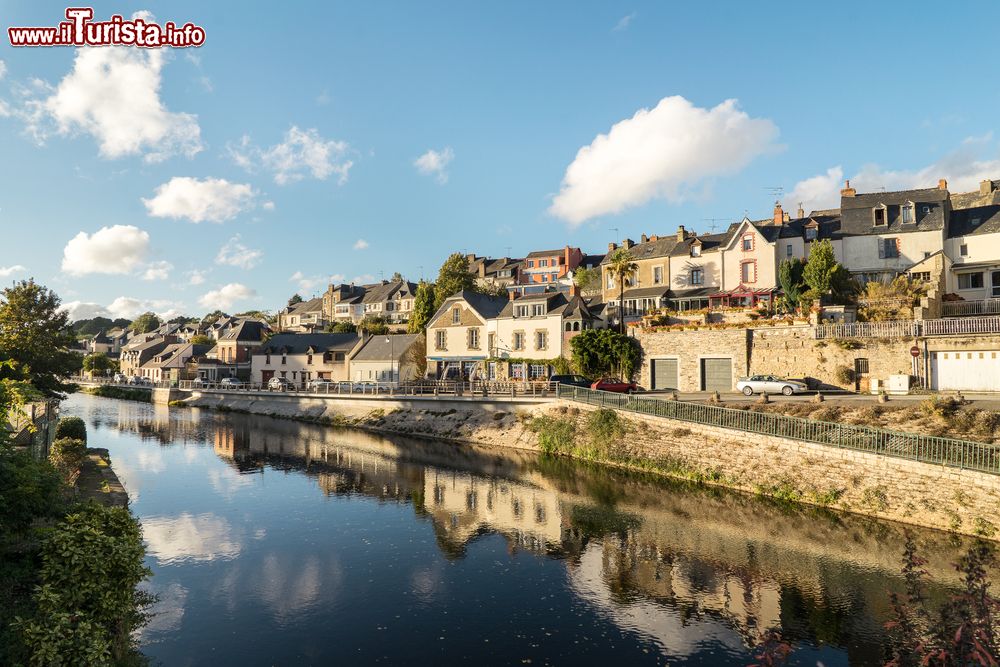 Immagine La città di Josselin vista dal fiume Oust, Francia. Questo corso d'acqua lungo 137 km scorre interamente in Bretagna.