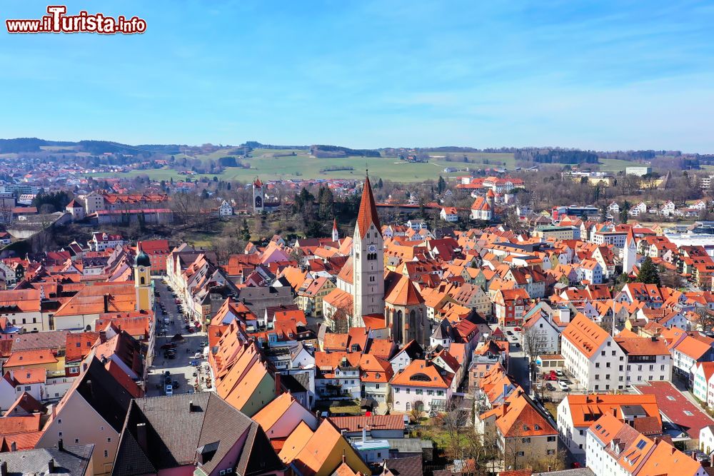 Immagine La città di Kaufbeuren in Baviera vista dall'alto (Germania). Abbracciata da una natura verdeggiante, questa cittadina di 45 mila abitanti vanta un glorioso passato.