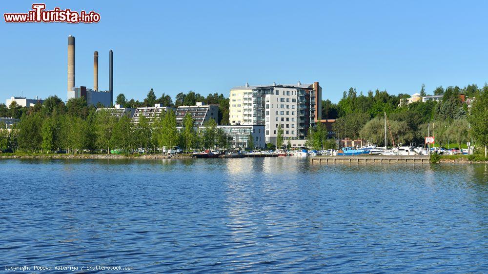 Immagine La città di Kuopio affacciata sul lago Kallavesi, Finlandia. Situata nella regione del Savo settentrionale, Kuopio ha un'estensione di oltre 2.300 km quadrati di cui buona parte ricoperti da acqua e foreste - © Popova Valeriya / Shutterstock.com