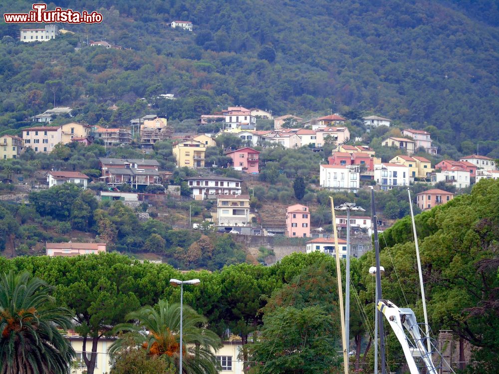 Immagine La città di La Spezia vista dal porto, Liguria. Questa località si trova all'estremo levante della regione, a pochi chilometri dal confine con la Toscana, al centro di un golfo naturale al quale dà il nome.