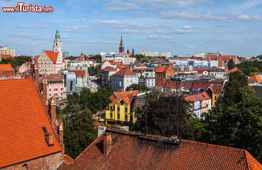 Immagine La città di Olsztyn, Polonia, vista dall'alto. Ricca di locali e club musicali, Olsztyn attrae con l'antico castello, la piazza del mercato, l'ospedale di San Giorgio e la chiesa di San Iacopo.