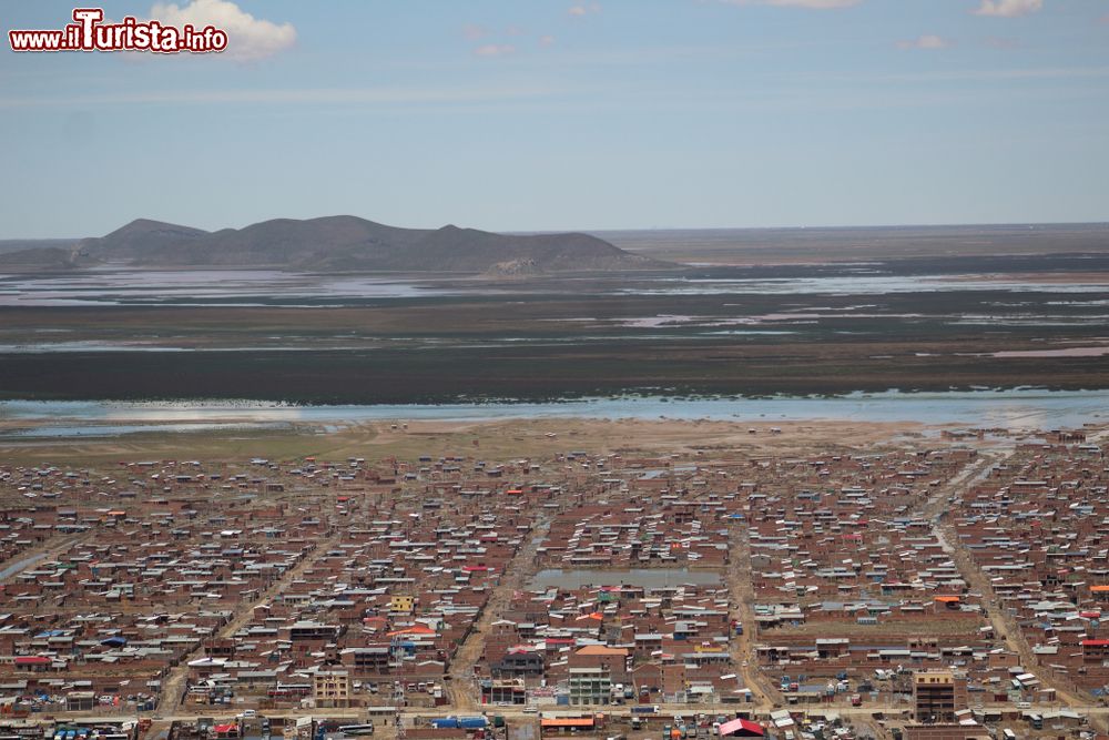 Immagine La città di Oruro con il lago Poopò fotografati dall'alto, Bolivia. Questo bacino acquifero salato è situato in una grande depressione a circa 3686 metri d'altezza sul livello del mare