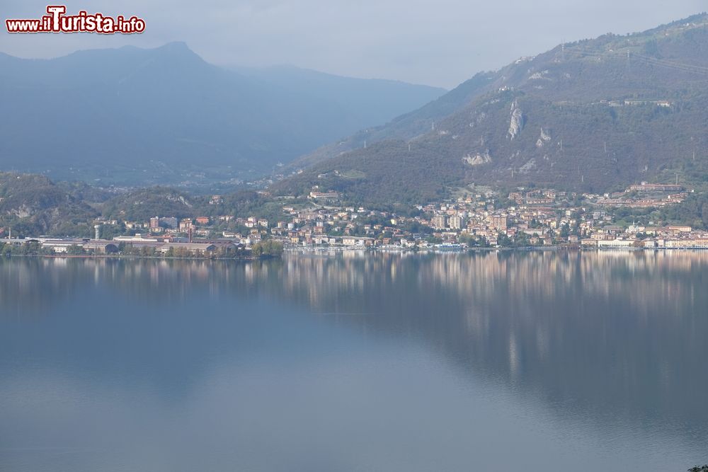 Immagine La città di pisogne fotografata dal Lago di Iseo in Lombardia