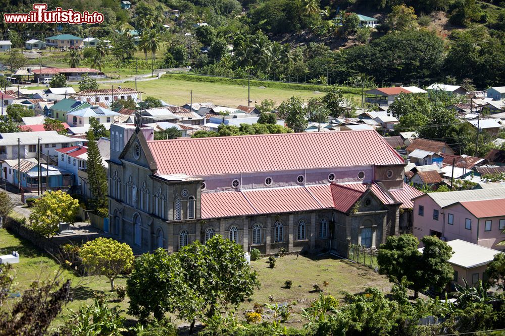 Immagine La città di Soufriere, isola di Saint Lucia (Caraibi): al centro la chiesa parrocchiale circondata dalle tradizionali case residenziali.