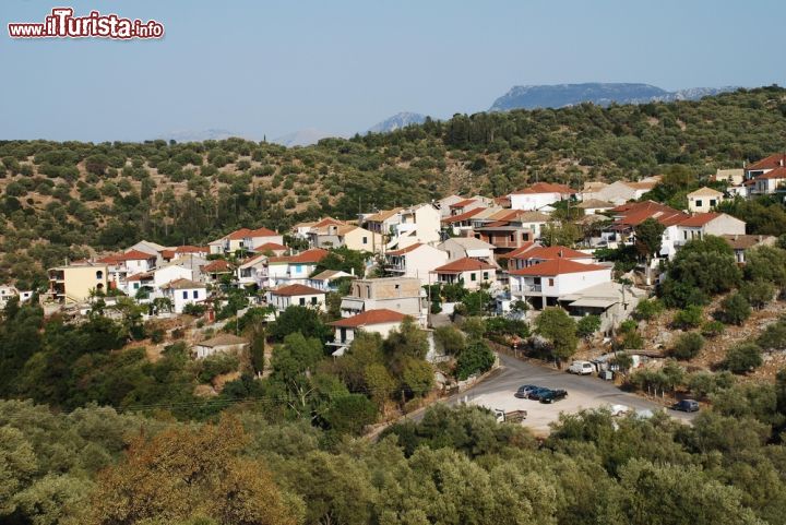 Immagine La città di Spartachori a Meganissi, Grecia - Un bel panorama dall'alto su questa località dell'isola di Meganissi: il paese è composto unicamente da casette, qualche negozio con prodotti tipici e una taverna. Vi si trova anche una bellissima terrazza dove turisti e visitatori scattano foto ricordo © David Fowler / Shutterstock.com