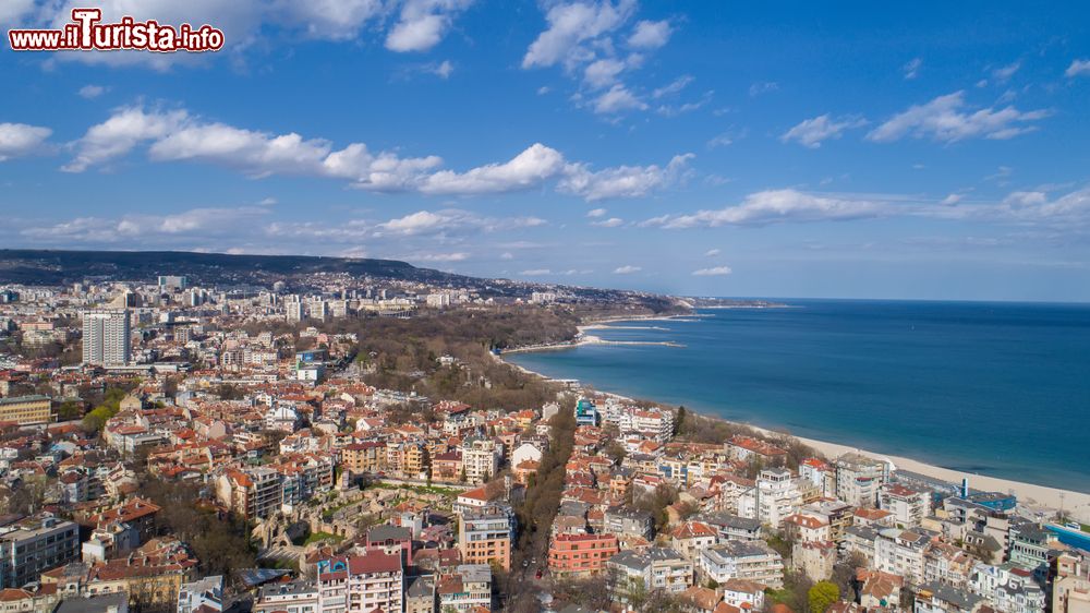 Immagine La città di Varna in Bulgaria: un bel panorama aereo di questa località fondata dagli antichi greci.