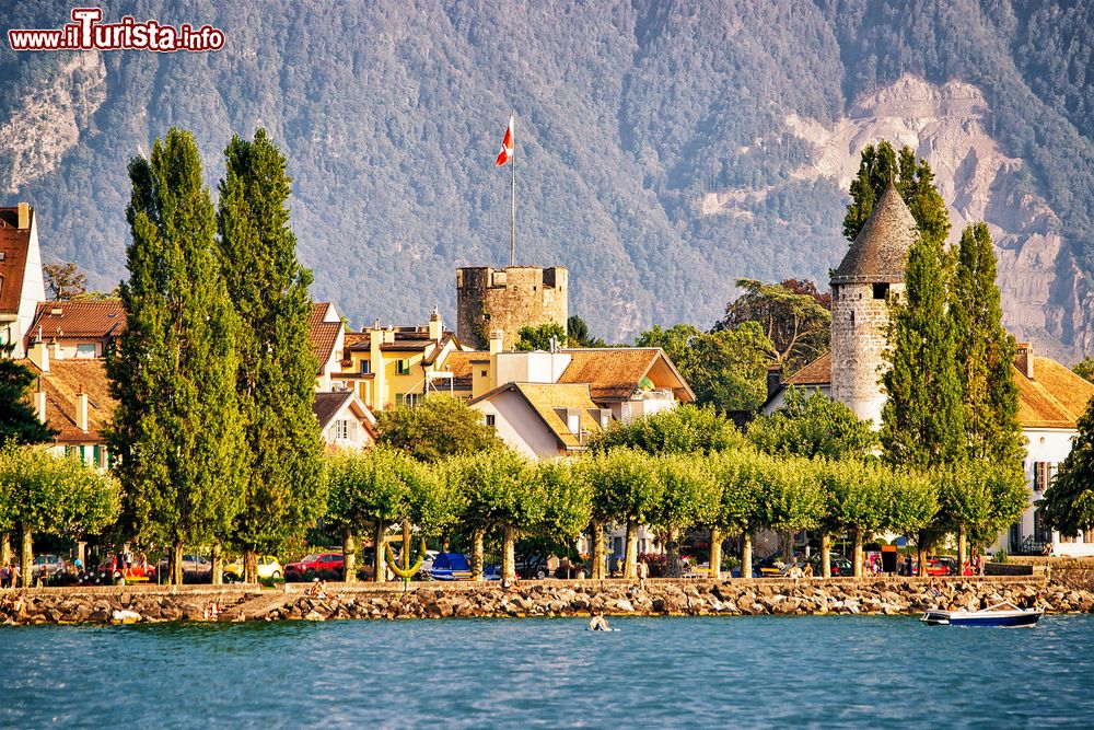 Immagine La città di Vevey con le sue torri e sullo sfondo le Alpi, Svizzera. Questa località si affaccia sul lago di Ginevra.