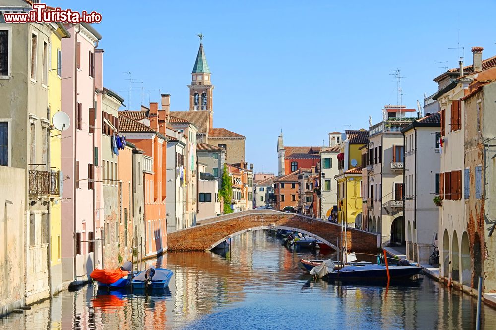 Immagine La città lagunare di Chioggia con i suoi ponti e i palazzi antichi, Veneto, Italia.