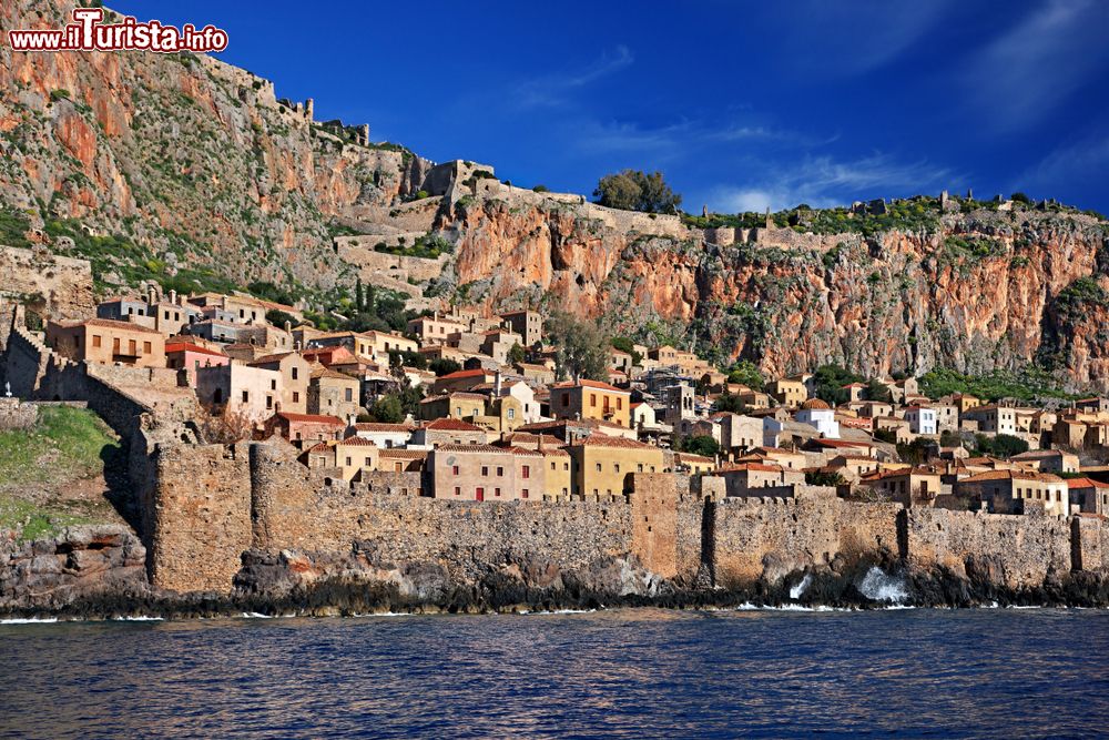 Immagine La città medievale di Monemvasia vista dal mare, Grecia. Chiamata anche "The Greek Gibraltar", il suo nome, che significa "un solo accesso", deriva dall'esistenza di un'unica porta d'entrata alla città fortificata.