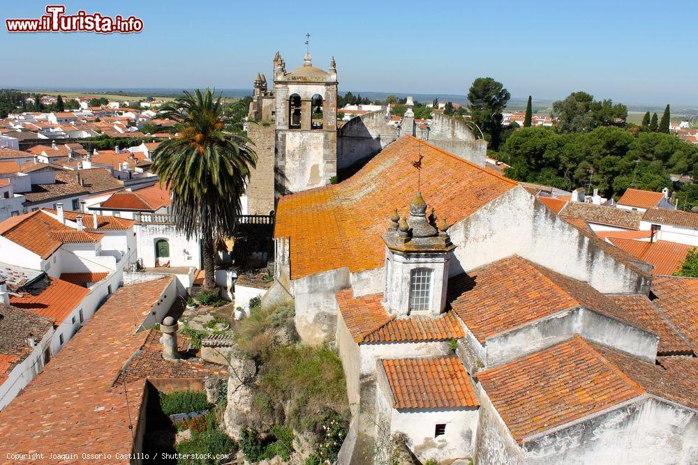 Immagine La città portoghese di Serpa nella regione dell'Alentejo. Questo territorio, considerato uno dei luoghi più autentici del Portogallo, si trova fra Lisbona e l'Algarve - © Joaquin Ossorio Castillo / Shutterstock.com