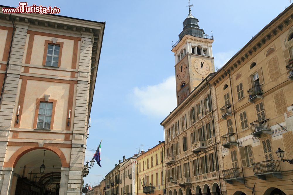 Immagine La città storica di Cuneo, Piemonte. Il nome di questa località nasce in seguito alla formazione del suo abitato che è in effetti a forma di cuneo.