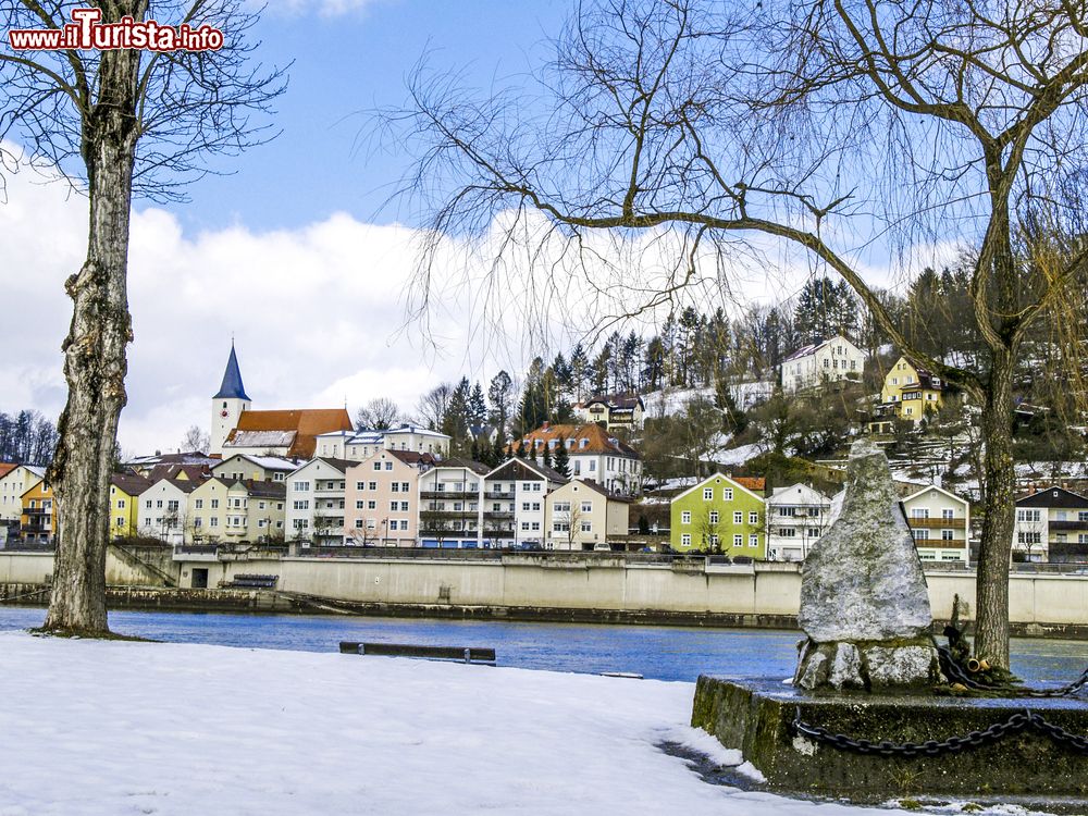 Immagine La città universitaria di Passau, Germania, vista in inverno. Rinomata per gli studi in economia, legge, scienze umane e informatica, l'università cittadina accoglie circa 9500 studenti. La sua fondazione risale al 1970.