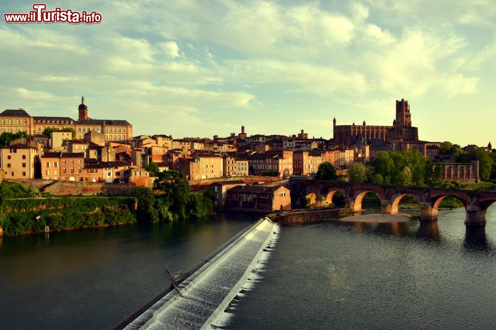 Immagine La città vecchia di Albi (Vieil Albi) al tramonto. Sulla destra si può notare il ponte vecchio (Pont Vieux).