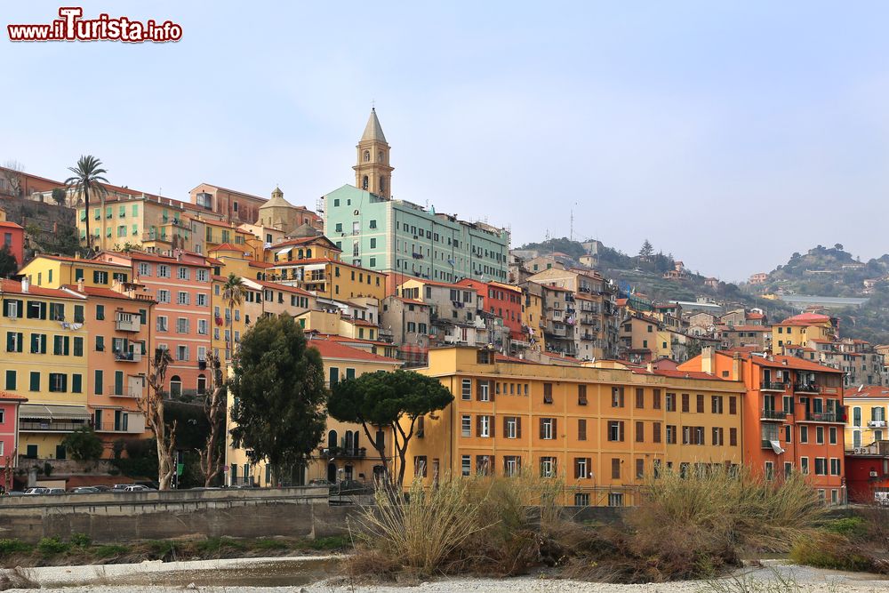 Immagine La città vecchia di Ventimiglia, Imperia, Liguria. Viene spesso chiamata anche "Porta Occidentale d'Italia" e  "Porta Fiorita d'Italia" - © MTravelr / Shutterstock.com