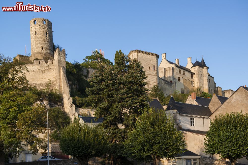 Immagine La cittadella fortificata di Chinon in Francia. La città vecchia è dominata dal suo castello, vera e propria fortezza munita di bastioni.