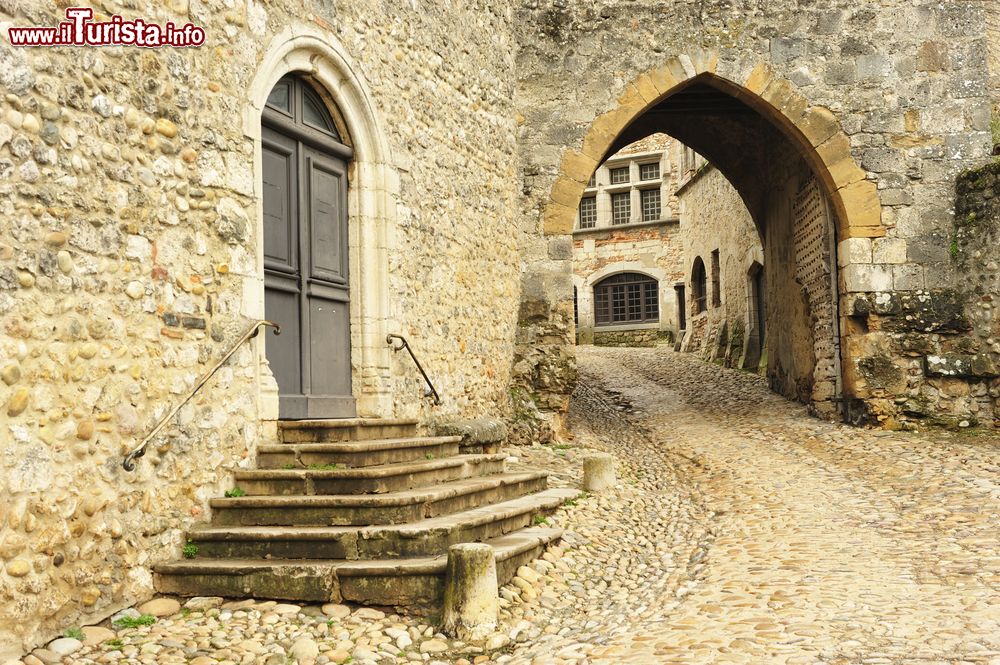 Immagine La cittadella medievale di Perouges, Francia, con le sue costruzioni in pietra e la pavimentazione in ciottoli.